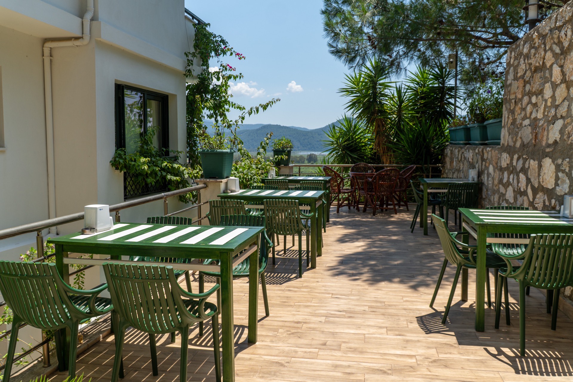 LU-IX Hotel & Suites — havuz ve manzara